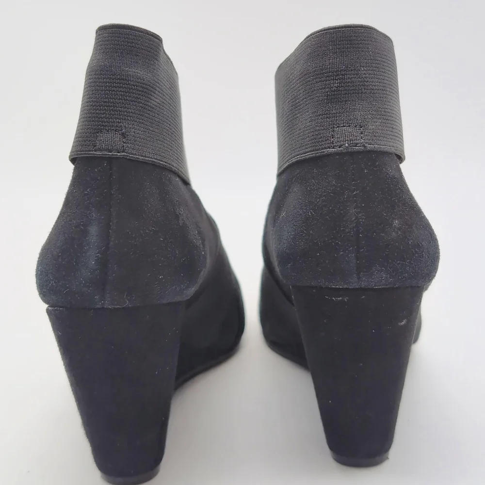 Elegant BCBG Generation Sz 7 Black Wedge Ankle Boots